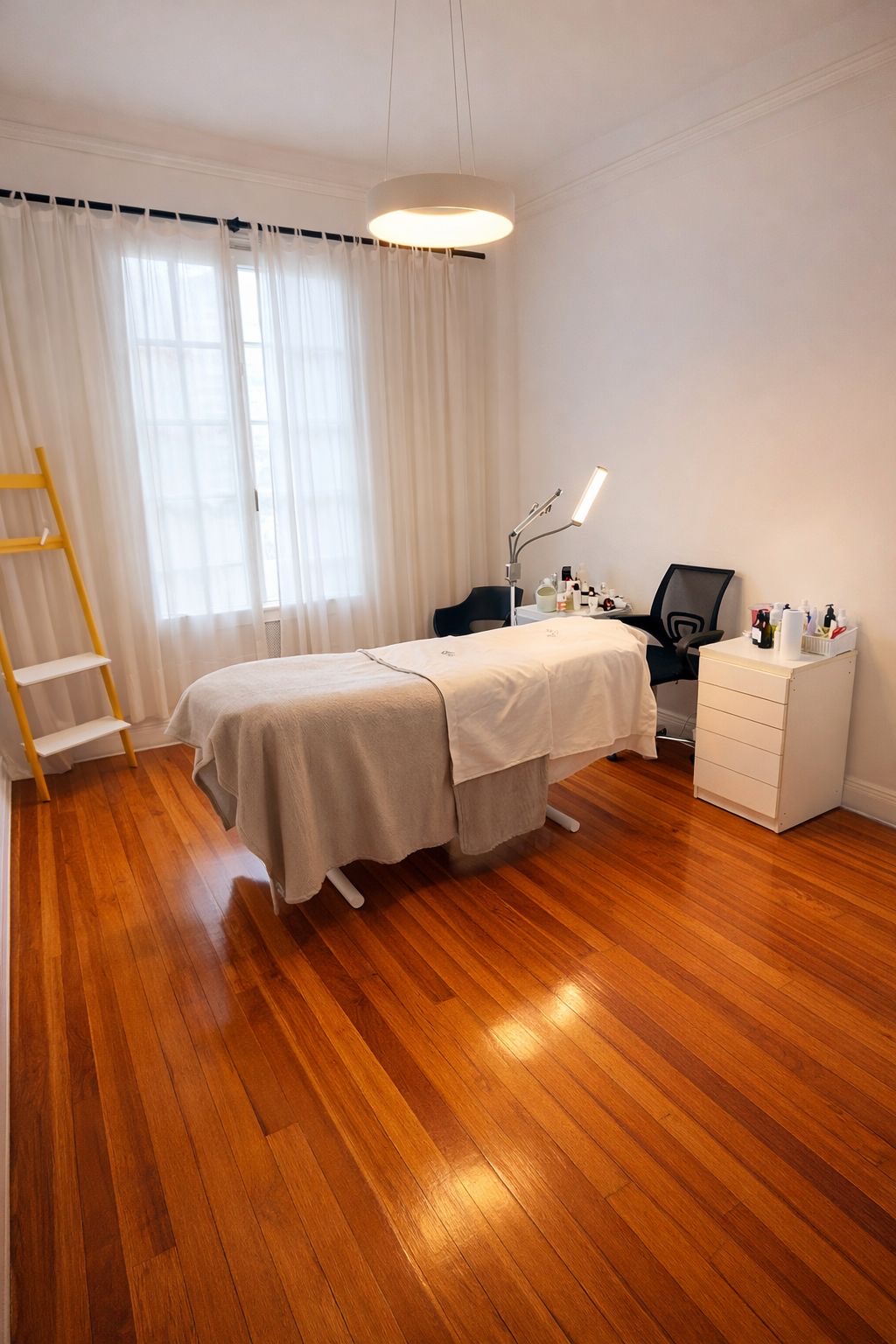 Recepción y sala de espera de Skin Estudio